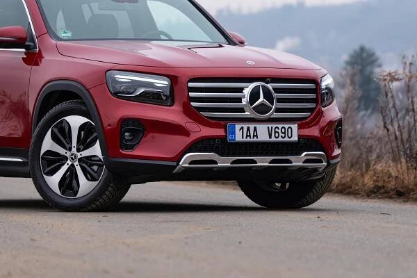 Prémiové SUV nemusí stát miliony: Mercedes GLB nabídne sedm míst a naftu se čtyřkolkou za cenu Kodiaqu