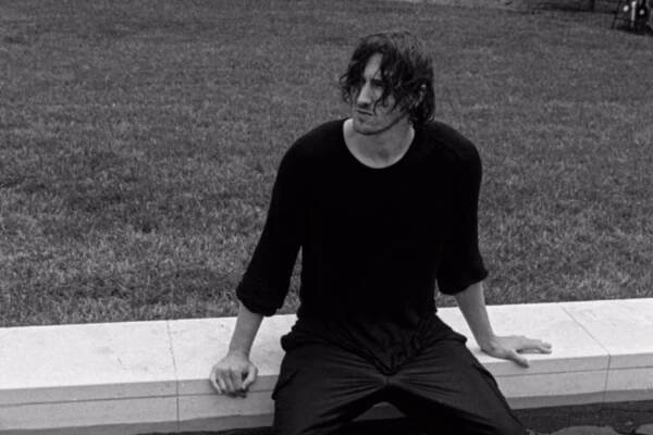 Dean Lewis opäť dojíma trackom o podpore od priateľov