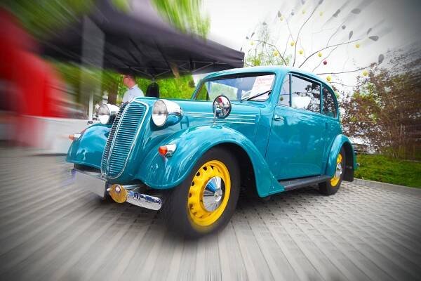 Blauer Oldtimer mit gelben Felgen auf dem Oldtimer-Treffen im JOSKA Glasparadies – ein Highlight für Autofans und Nostalgiker.