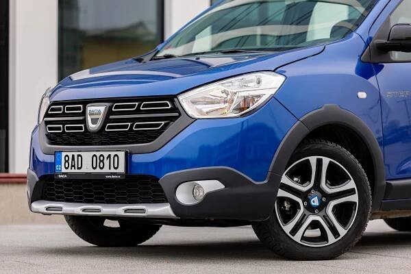 Kupujte, nebudou! Dacia Lodgy je nejdostupnější auto pro větší rodiny, nabízí až 7 míst, dobře a levně jezdí a má na kahánku