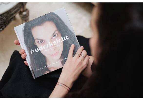 Podepsaná kniha #udrzksicht s věnováním - #udrzksicht