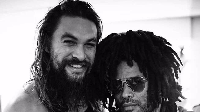 Lenny Kravitz slaví 56 let: Jason Momoa po něm zdědil ženu a dal mu pro změnu jiný dárek – eXtra.cz