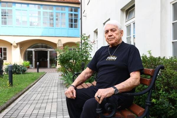 FOTO: Jiří Krampol rád tráví čas na zahradě. – stránka 34