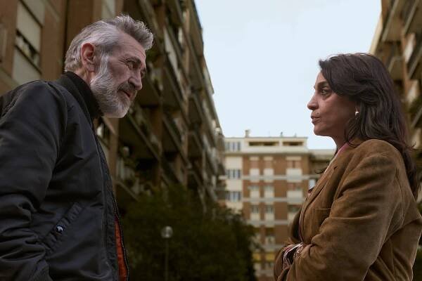 Marco Giallini, Donatella Finocchiaro - Veřejný nepořádek - Z filmu