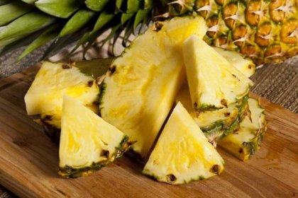 Ananas naporcovaný na ideální kousky během chvilky a bez námahy. S tímto způsobem to půjde jedna báseň