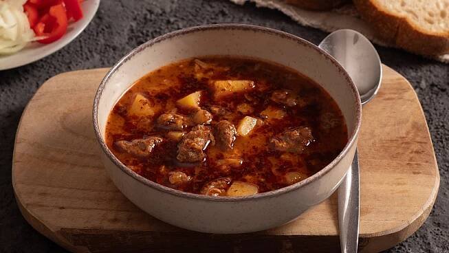 Gulášová polévka s mletým masem: Klasická hospodská gulášovka je nejlepší ze všech