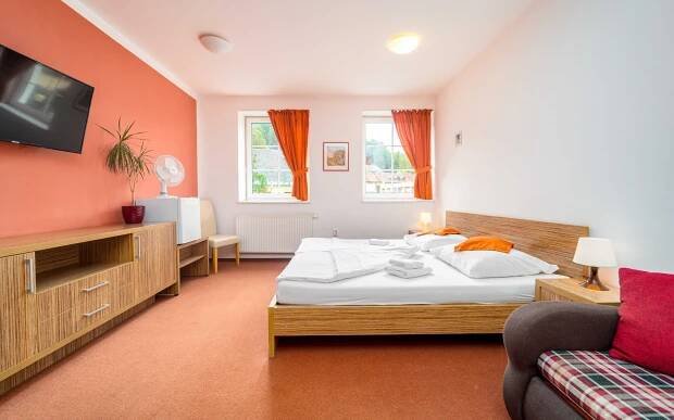 Beskydy poblíž aquaparku: Hotel Hukvaldy *** s polopenzí, wellness a bazénem neomezeně + finská a infra sauna