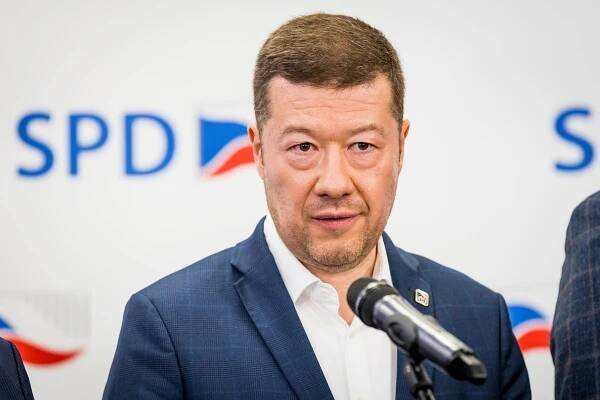 Zoufalství a strašení lidí, obula se Markéta Pekarová Adamová do billboardů SPD na Václaváku. V šoku byli i turisté