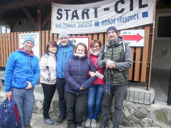 Výstup na zamlžené Bradlo přilákal stovky lidí. Nejstaršímu bylo devadesát let
