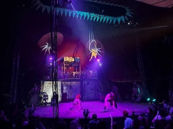 Hororový cirkus Ohana hostuje v Budějovicích. Premiéru zakončil striptýz