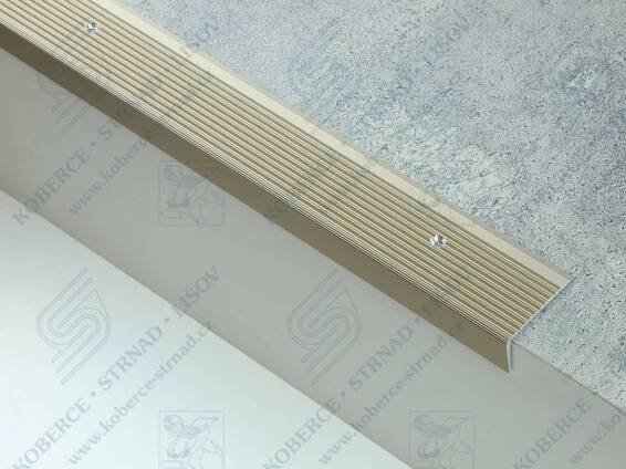 Schodová hrana 40x20 mm světlý bronz vrtaná