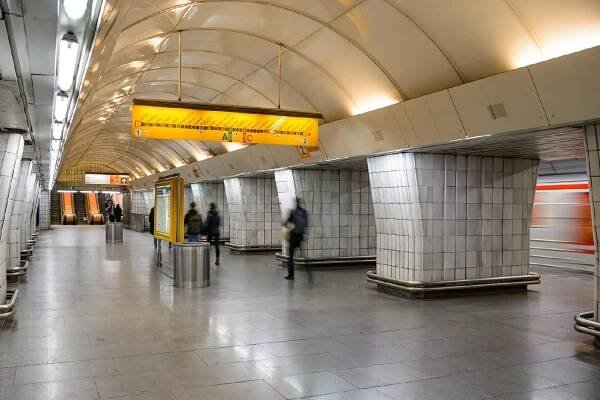 Část trasy B pražského metra stála kvůli závadě ve stanici Smíchovské nádraží - Zdopravy.cz