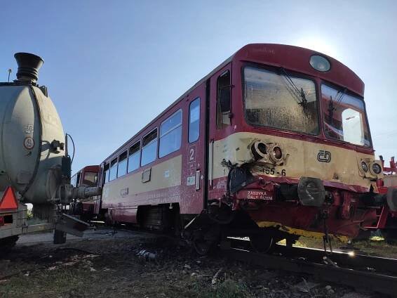 V Kunovicích se srazil vlak s traktorem: Zranilo se pět lidí