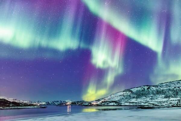 Neuvěřitelná Severní světla Aurora Borealis činnost nad pobřežím v Norsku — Stock obrázek