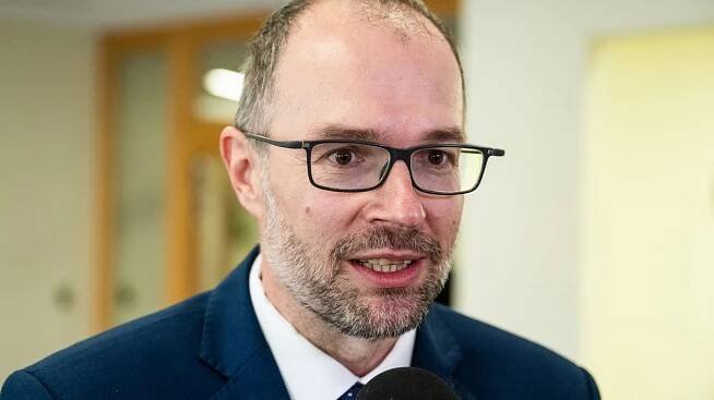 Muž napadl na smluvené schůzce starostu Dvora Králové nad Labem Jarolíma - Novinky
