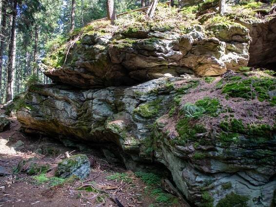 Rolandův kámen – skalní vyhlídka nad Karlovou Studánkou | PrimaVylety.cz