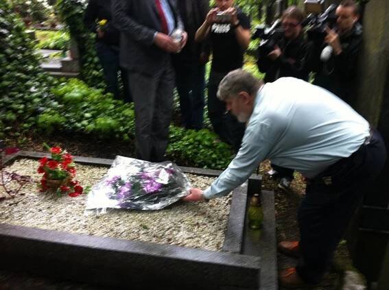 První kroky Jonáka vedly na hřbitov: Slzy nad hrobem ženy, kterou nechal popravit!