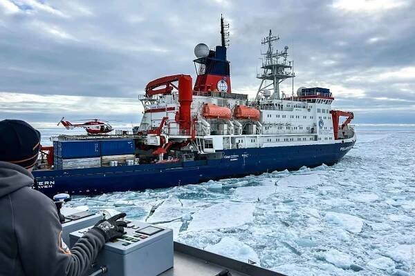 Polarstern öffnet den Weg durchs Eis