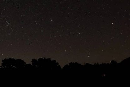 Pohledem na noční oblohu s meteorickým rojem Perseid ve španělské městě Ronda