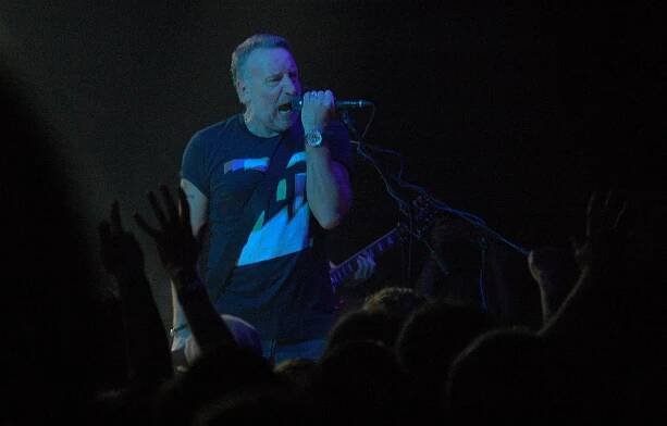 Krátce: Peter Hook v LMB - Proti šedi