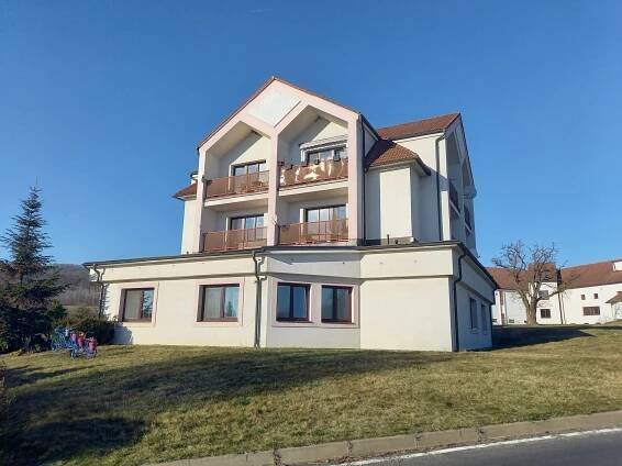Dobrovice, část Sýčina. Pronájem bytu 1+kk + 2 balkony, po rekonstrukci