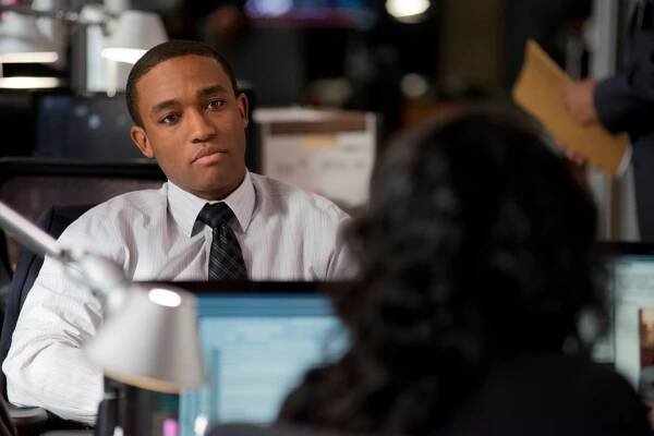 Mladý herec Lee Thompson Young byl považován za velký televizní talent a předpovídala se mu slibná kariéra. Zahrál si v oceňovaném filmu o americkém fotbalu Friday Night Lights a zejména v populární kriminálce Rizzoli & Isles: Vraždy na pitevně. Právě během jeho natáčení se ovšem v pouhých 29 letech zastřelil. Herec trpěl před smrtí depresemi a byla mu diagnostikována bipolární porucha.