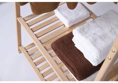 dřevěný držák na ručník