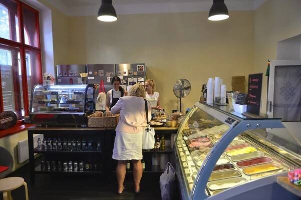 Pivní, kopřivová i batátová: Místo zchátralého bytu v Braníku vyrostla originální zmrzlinárna