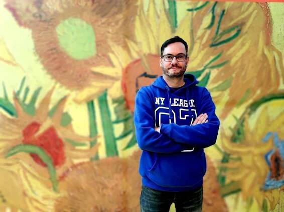 Odešel z banky, protože chtěl být spisovatelem. Svou první knihu nazval Rok blba