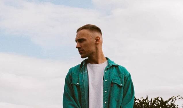 TOP 7 videoklipů týdne: Ewa Farna se setkala s mladším já, Viktor Sheen vede hovory s ledničkou a Tři sestry představují předělávku Iggyho Popa