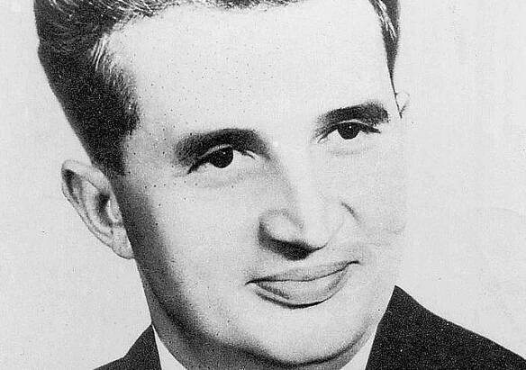 Po návštěvě Pekingu se v roce 1974 z liberála stal conductor (vůdce), který se obklopoval zejména rodinou a osobní ochrankou.