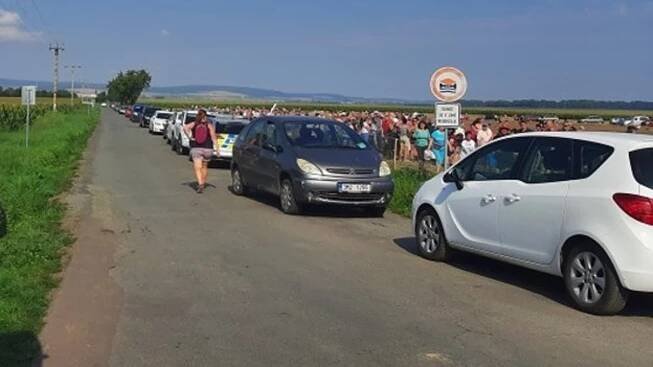 Kvůli samosběru ve Vojnicích zkolabovala doprava. Situaci řešili policisté