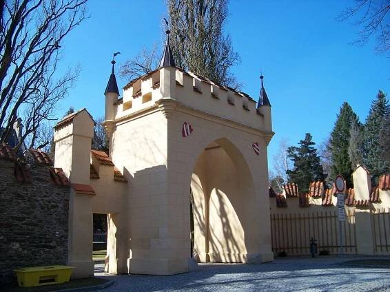 Zámek Zruč nad Sázavou - otevírací doba, akce, ubytování, prohlídky, vstupné, foto, počasí