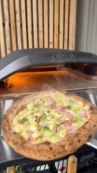 The biga pizza bake in the Ooni Koda 16. No leoparding, but love the rustic look. #shorts