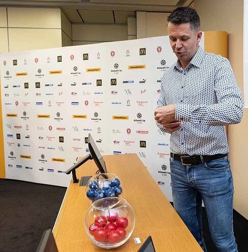 David Holoubek, trenér mládežnických fotbalových reprezentací ČR, rozlosoval v sídle FAČR finálový turnaj - Svátek fotbalu - 24. ročníku McDonald´s Cupu, který 29. a 30. května 2023 proběhne v Uherském Hradišti.