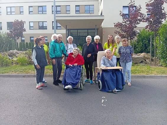 Na čerstvém vzduchu: Dnes jsme si v ALZHEIMER HOME Nepomuk užívali sluníčka | Alzheimer Home