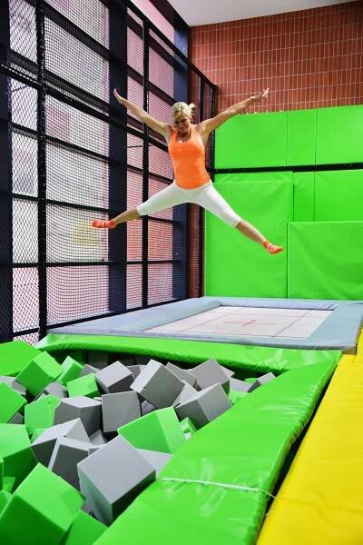 Celodenní vstupné do FlyZone Parku: trampolíny, lezecká stěna i překážková dráha