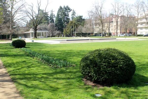 Oáza klidu i během sečení trávy. Lázeňský park budou upravovat robotické sekačky