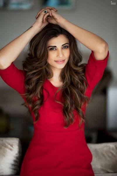 Daisy Shah Height in Feet, Marriage, Instagram, Wikipedia, Net Worth, Father