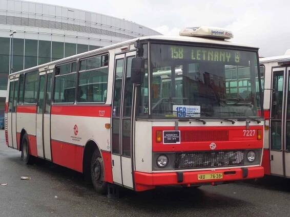 V pátek se lidé mohli naposledy svézt na lince 158 v úseku Českomoravská - Prosek - Letňany rozloučit s autobusy Karosa typu B731.