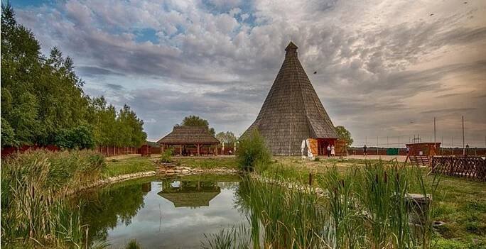 Pobyt v unikátním Vigvam resortu pro dva s polopenzí, piknikem a wellness