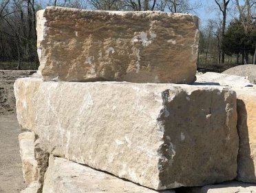 Regular Ledge Stone vs Grindstone Retaining Wall Block