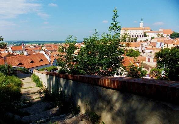 Fotogalerie Vyhlídka na historický Mikulov ze Svatého kopečka - Svatý kopeček - č. 1866885 | Turistika.cz
