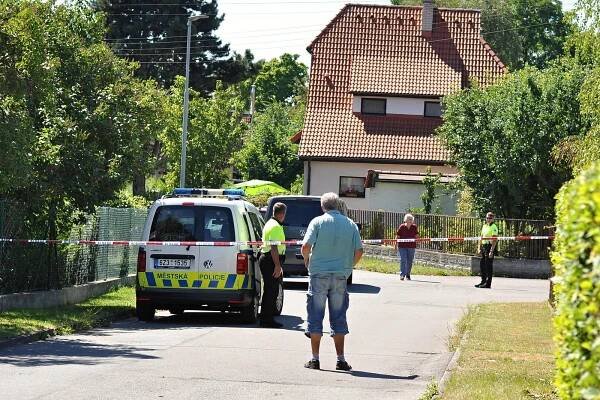 Počkal až usnou, pak střílel. Případ trojnásobné vraždy v Rožnově je odložen