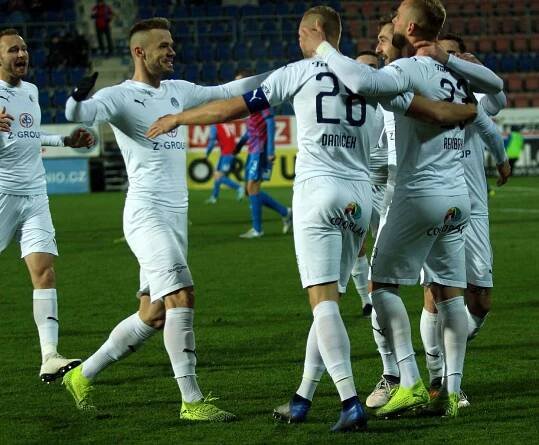 Fotbalisté Slovácka (v bílých dresech) vyzvali v posledním letošním domácím zápase Viktorii Plzeň.