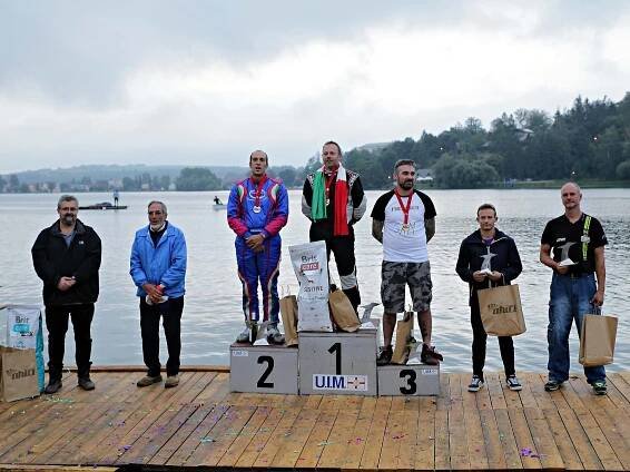 Závody motorových člunů: adrenalin pro závodníky, podívaná pro diváky