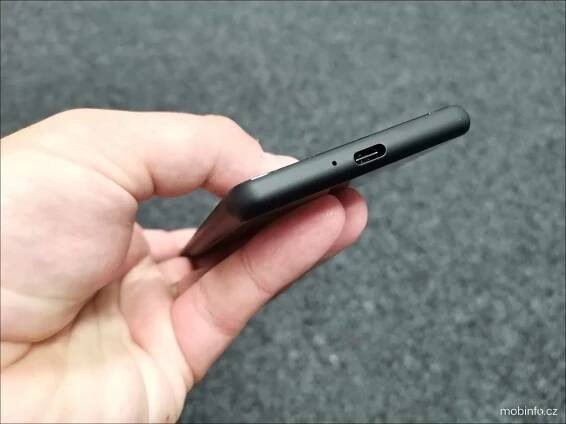 Sony Xperia 10 II: voděodolný a ve skle oděný [recenze] – Mobinfo.cz
