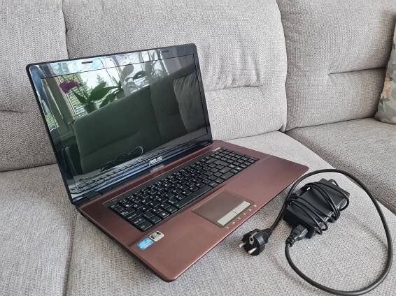 Prodám ve velmi zachovalém stavu notebook ASUS K73S 17,3". SSD 500GB, intel CORE i5, graf. karta nvidia GT540M 1GB, RAM 4GB, DVD?RW. Čistá instalace windows 10. Nefunkční baterie. Cena 2500 Kč. - InzerceTrinec.cz