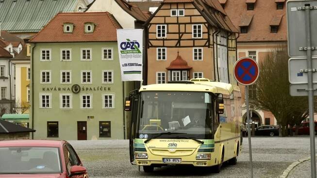 Karlovarský kraj musí zaplatit 2,7 milionu za smlouvy na autobusovou dopravu