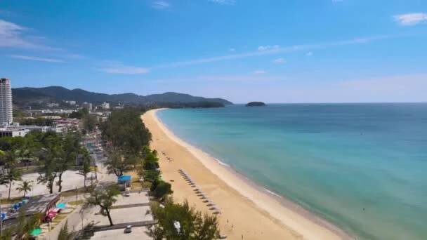 Phuket Thailand Sea And Beach. Letecký pohled. Scéna Beach moře a město v kabátu v slunečný letní den hora a obloha s oblačným pozadím, Na pláži Paong, Phuket, Thajsko. — Stock záběr